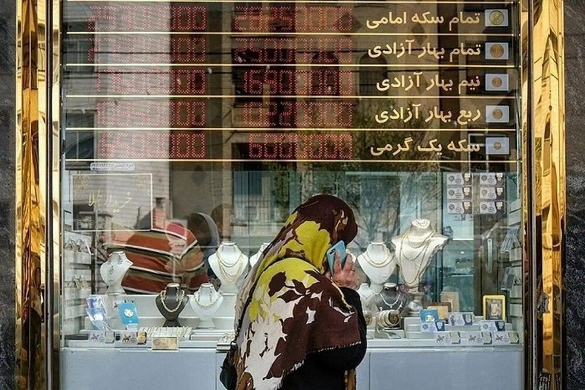 کاهش قیمت طلا ۱۸ عیار در بازار؛ نوسان کاهشی دلار و اونس جهانی