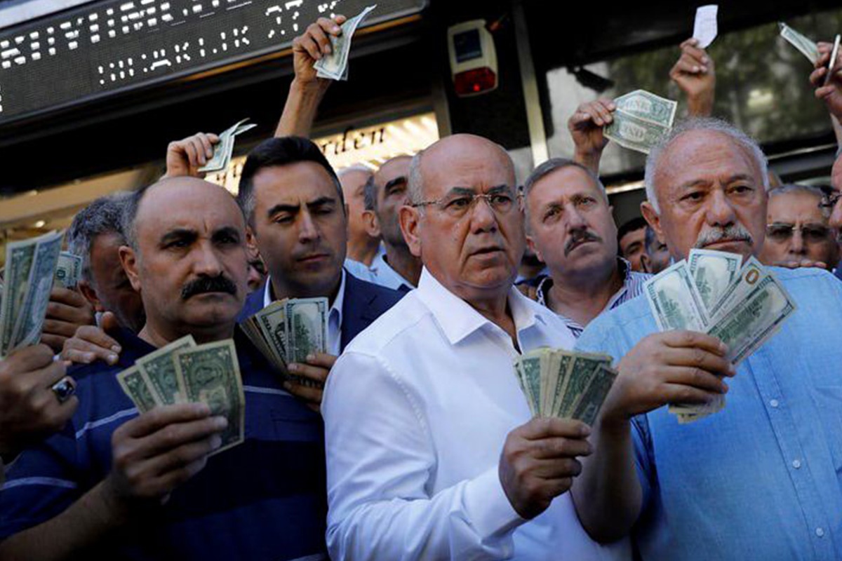 رقابت شدید دلار و درهم در بازار ارز؛ افزایش قیمت‌ها و چشم‌انداز نوسانات