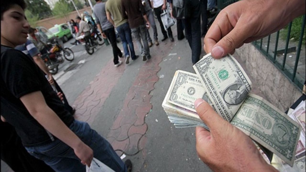 دو عامل کلیدی محرک افزایش قیمت دلار در بازار ارز ایران