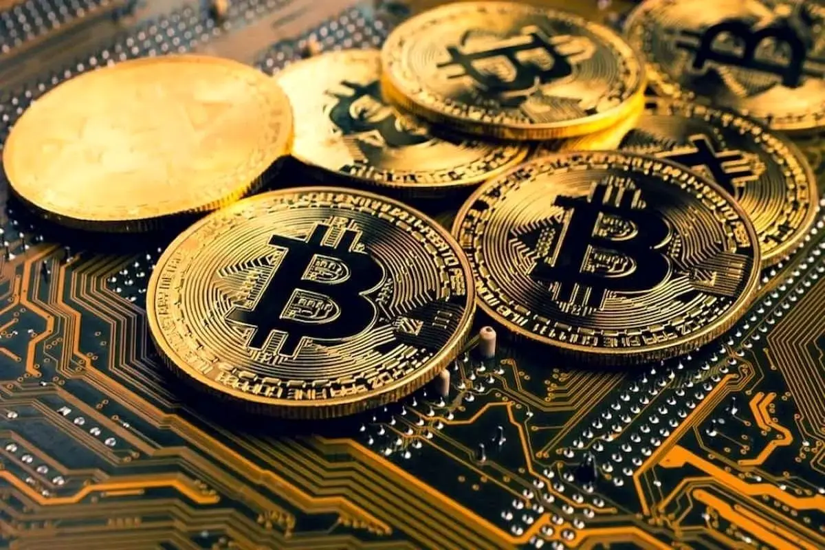 عقب‌نشینی بیت‌کوین پس از ثبت رکورد تاریخی در کانال ۱۱۵ هزار دلار